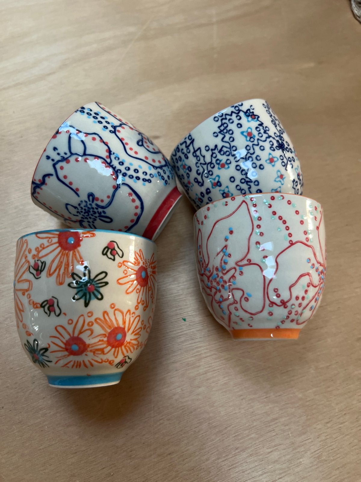 4 handgeschilderde keramische kopjes voor koffie, thee of de, Ophalen, Overige merken, Keramiek, Zo goed als nieuw