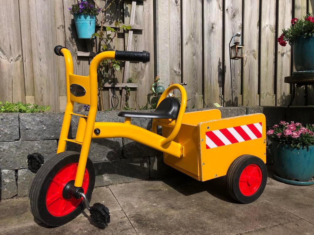 Super leuke beginnersfiets met bak, Kinderen en Baby's, Speelgoed | Buiten | Skelters, Ophalen, Zo goed als nieuw, Overige merken
