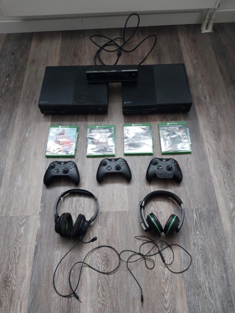 Xbox One Bundel: 2 Consoles, 3 Controllers, 2 Headsets, Spelcomputers en Games, Games | Xbox One, Ophalen, Gebruikt, Vanaf 18 jaar