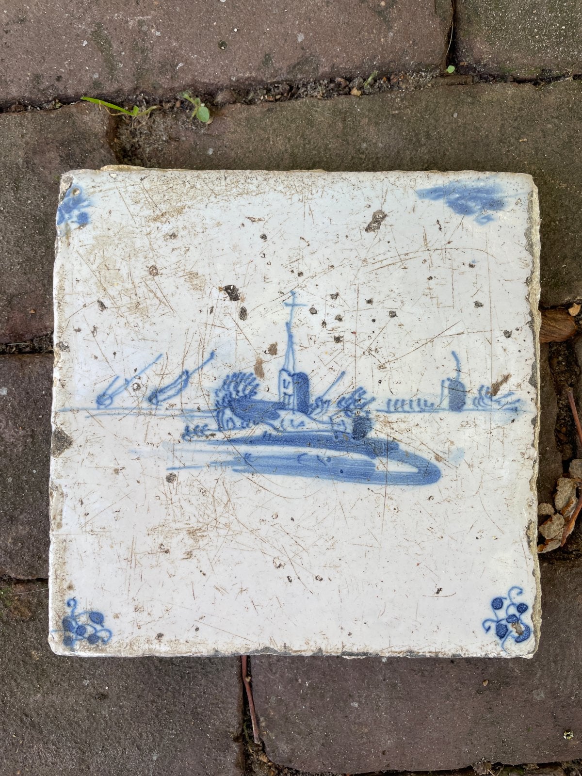Antieke tegel met eiland, kerk en toren (Schokland?), Ophalen of Verzenden