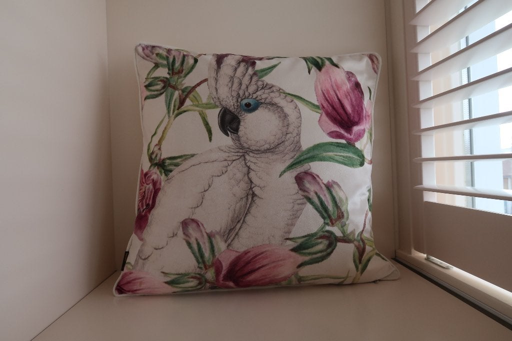 Sierkussen Vanilla Fly 50x50 cm roomwit met kakatoe, Ophalen of Verzenden, Zo goed als nieuw, Overige kleuren, Vierkant