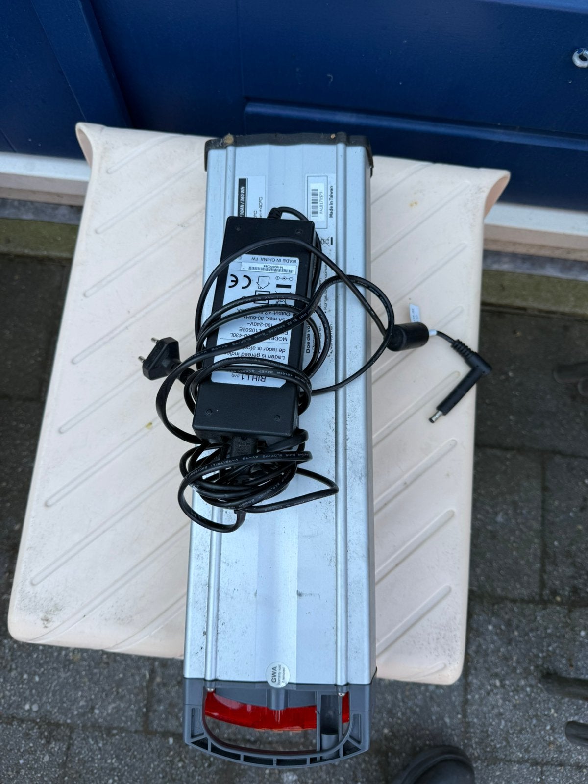 tekoop richt accu met oplader werkt nog goed, Ophalen of Verzenden, Zo goed als nieuw