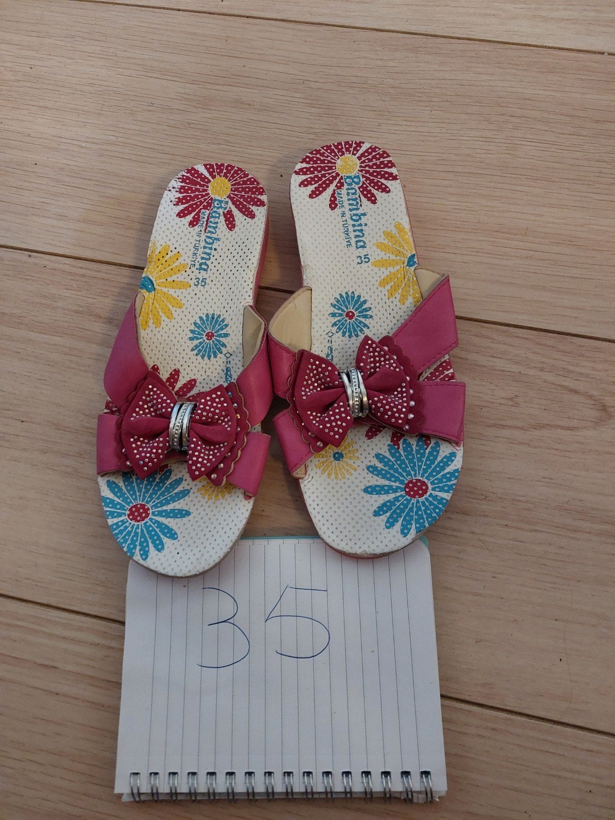 Roze slippers maat 35 met bloemen en strik, Kinderen en Baby's, Kinderkleding | Schoenen en Sokken, Zo goed als nieuw, Overige typen