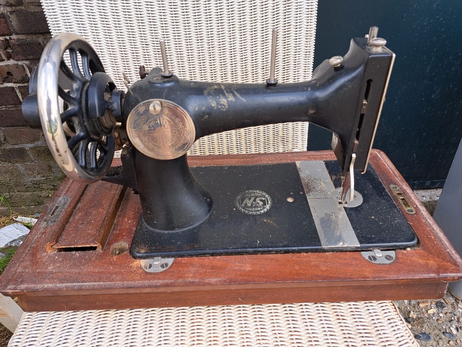 Antieke Naumann Naaimachine met Houten Kap, Ophalen