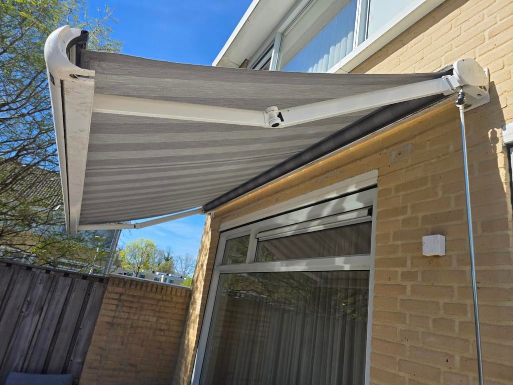 Luxaflex Knikarmscherm - Zonnebescherming, Tuin en Terras, Zonneschermen, Gebruikt, Ophalen of Verzenden, 150 tot 300 cm, 250 cm tot 450 cm