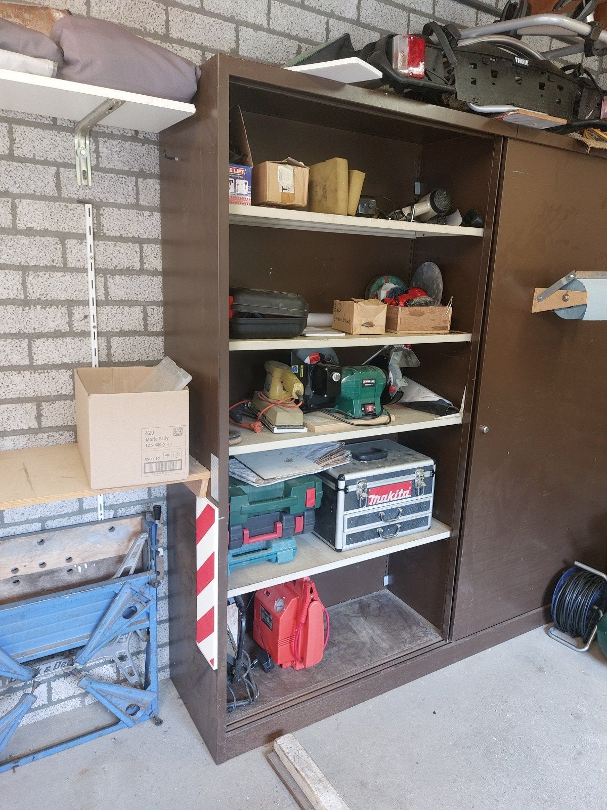Stalen werkplaats kast met 2 schuifdeuren en schappen, Ophalen