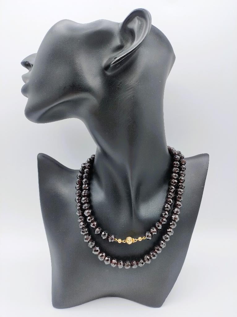 Granaten ketting met gouden bolslot, 72 cm