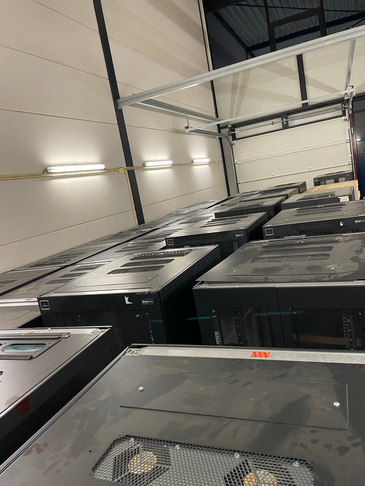 Foto 10 van Emerson Knürr / Vertiv DCM 42U Serverkast - 24 stuks