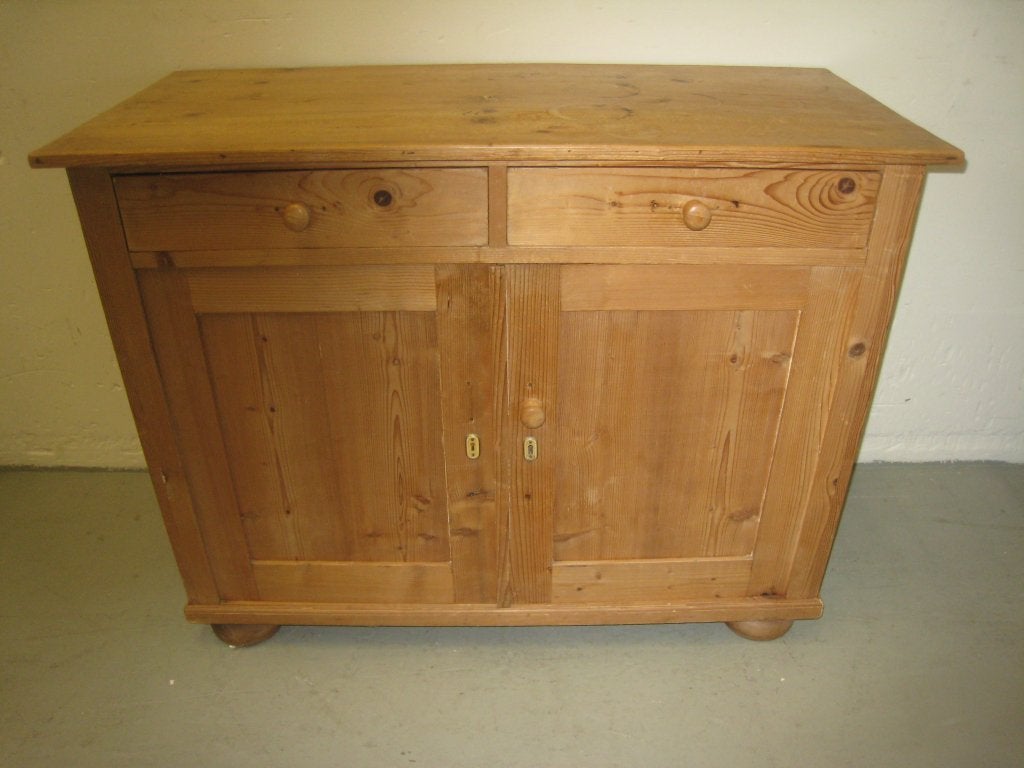 Klassiek grenen dressoir met bolpoten, 2 lades en 2 deuren, Niet ingevuld, Gebruikt, Niet ingevuld, Niet ingevuld