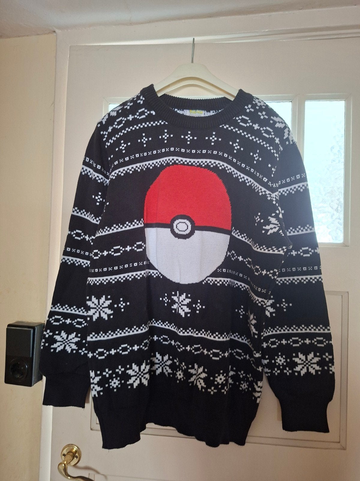 Pokémon Kersttrui - Zwart met Pokéball en sneeuwvlokken, Zwart, Maat 46/48 (XL) of groter, Ophalen of Verzenden, Zo goed als nieuw
