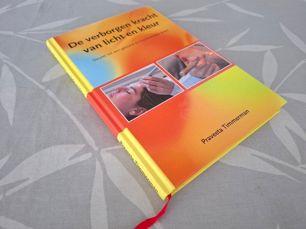 De Verborgen Kracht van LICHT en KLEUR - Praveeta Timmerman, Achtergrond en Informatie, Ophalen of Verzenden, Zo goed als nieuw