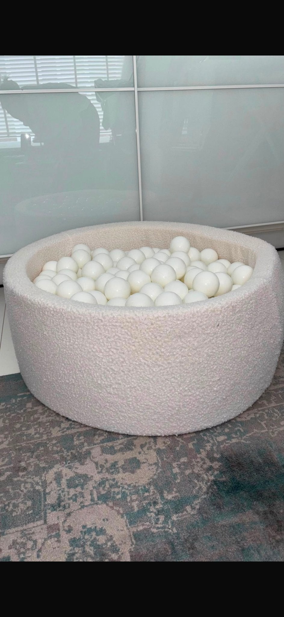 Zachte ballenbak met witte ballen voor uren speelplezier, Ophalen of Verzenden, Zo goed als nieuw