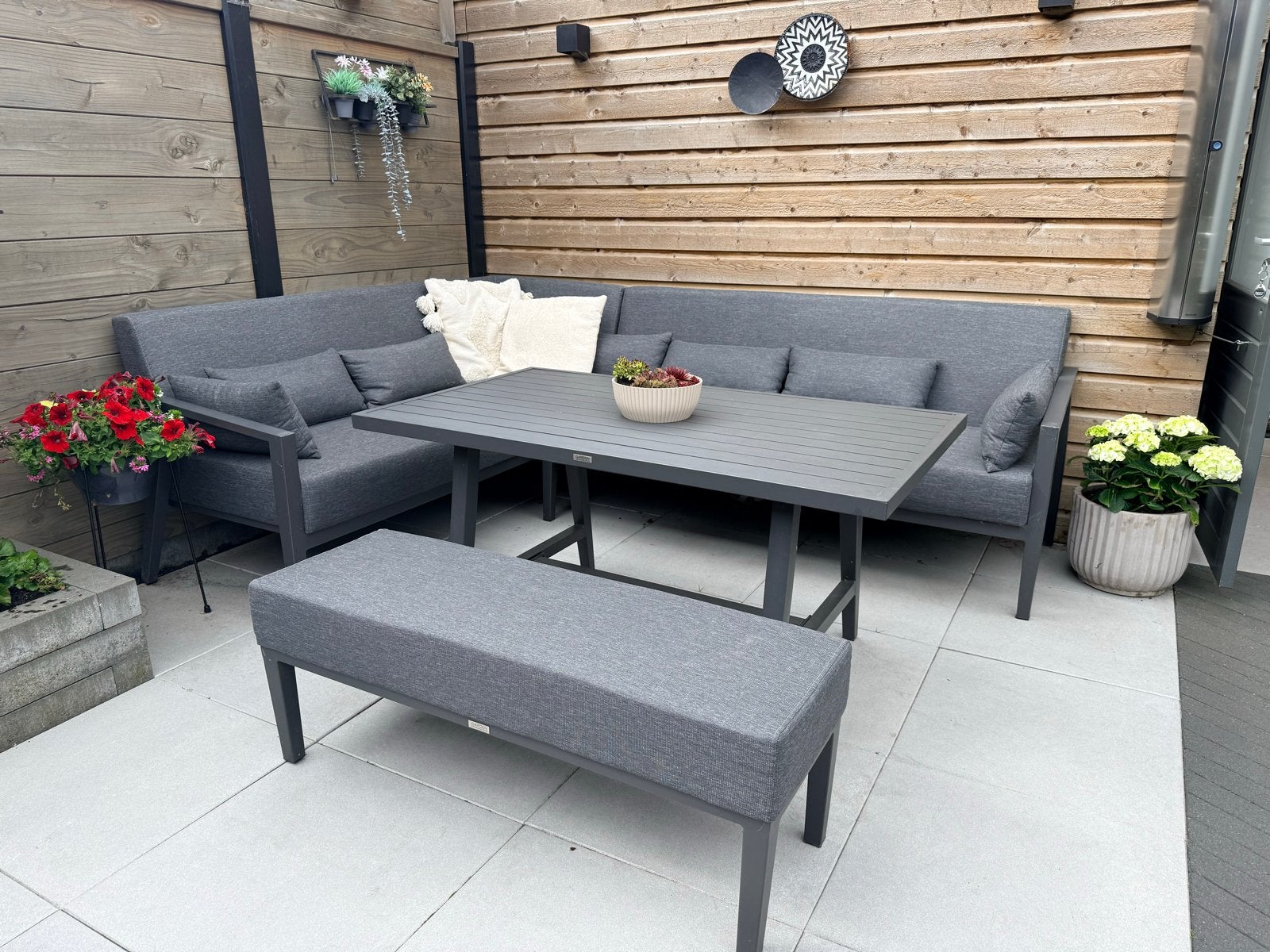 Moderne grijze loungeset met eettafel en bank, Ophalen, Meer dan 8 zitplaatsen, Aluminium, Zo goed als nieuw