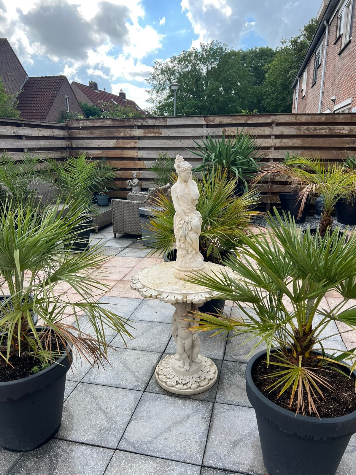 Brokant beeld met tafeltje, Ophalen, Zo goed als nieuw, Beton, Waterornament