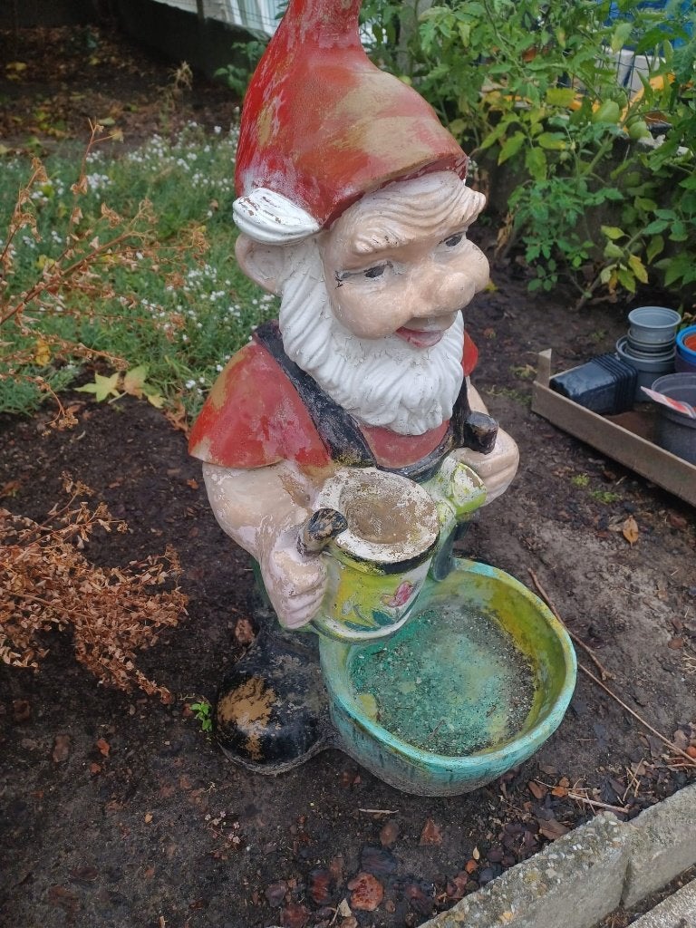 Grote vintage Duitse tuinkabouter met gieter & plantenbak, Tuin en Terras, Verzenden, Gebruikt, Kunststof, Tuinkabouter