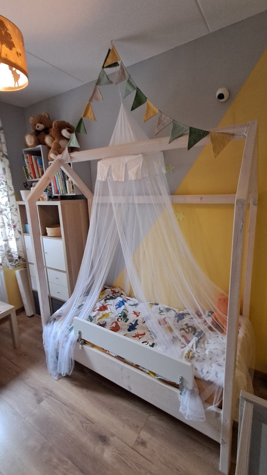 Handgemaakt peuterbed(huisje) met matras en lattenbodem, 70 tot 85 cm, 140 tot 160 cm, Zo goed als nieuw, Ophalen