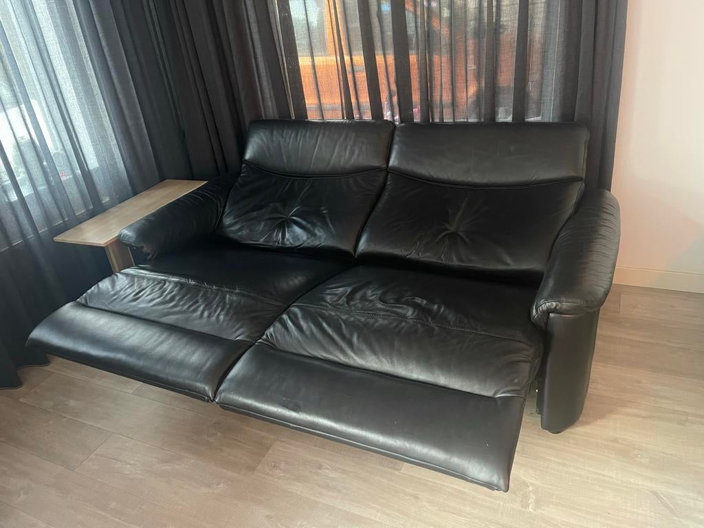 Comfortabele zwarte leren bank met relaxfunctie, Huis en Inrichting, Banken | Bankstellen, Gebruikt, Rechte bank, Tweepersoons