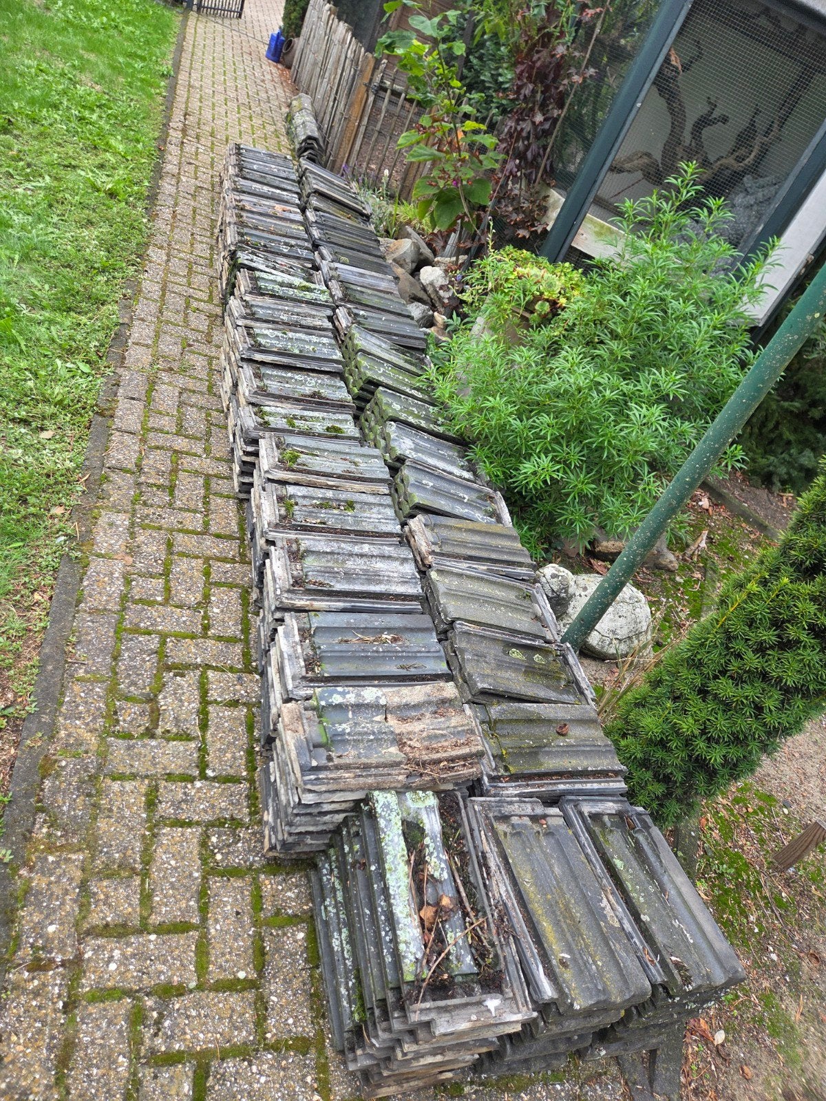 Gebruikte dakpannen en nokvorsten - Grijs,, Doe-het-zelf en Verbouw, Dakpannen en Dakbedekking, Ophalen, Gebruikt, Steen of Klei