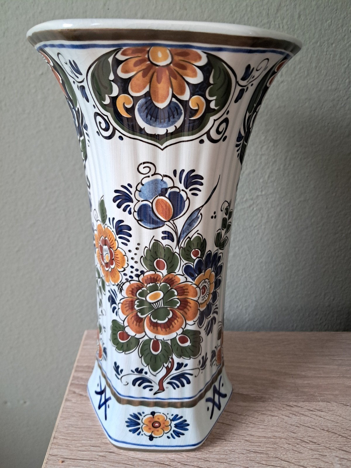 Delfts polychroom handwerk vaas met bloemmotief, Antiek en Kunst, Ophalen of Verzenden
