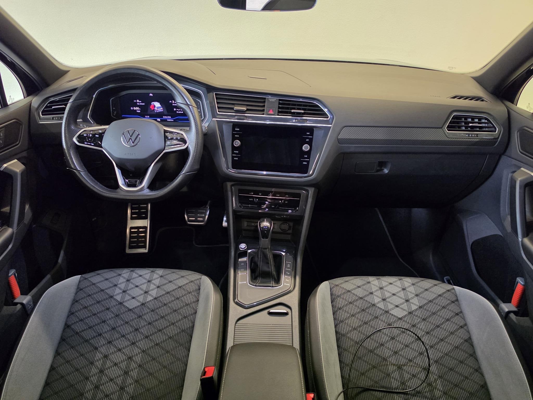 Volkswagen Tiguan 1.5 TSI R-Line Business+ | Panoramadak | C, Auto's, 1441 kg, Stof, 4 cilinders, Blauw