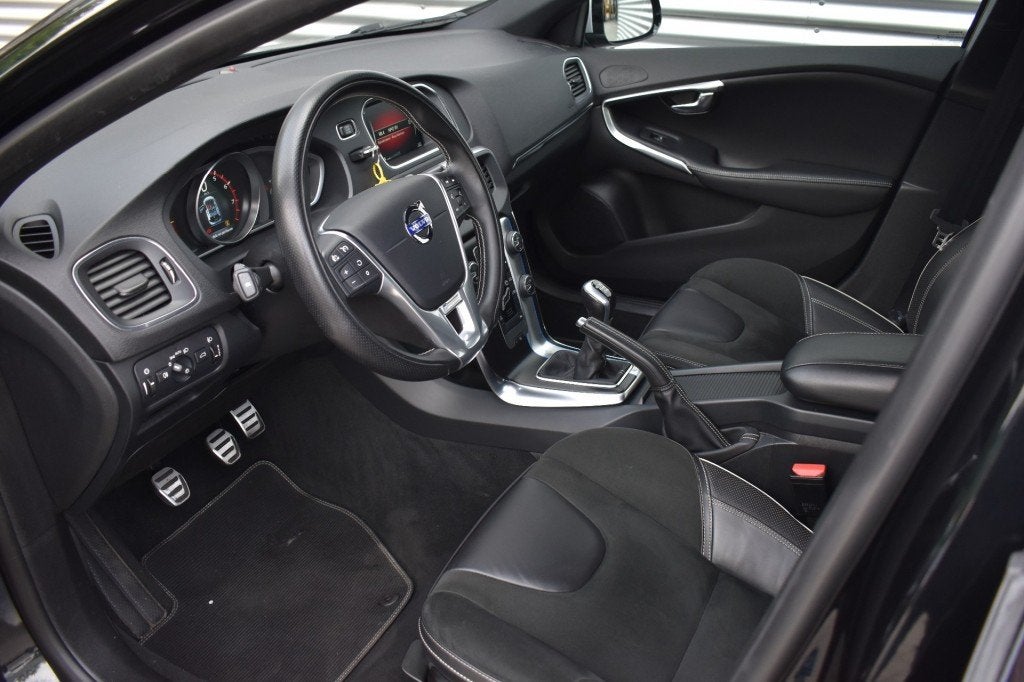 Volvo V40 1.6 T3 R-DESIGN / AFN. HAAK, Auto's, Keurmerk '100% Onderhouden', Gebruikt, 4 cilinders, 150 pk