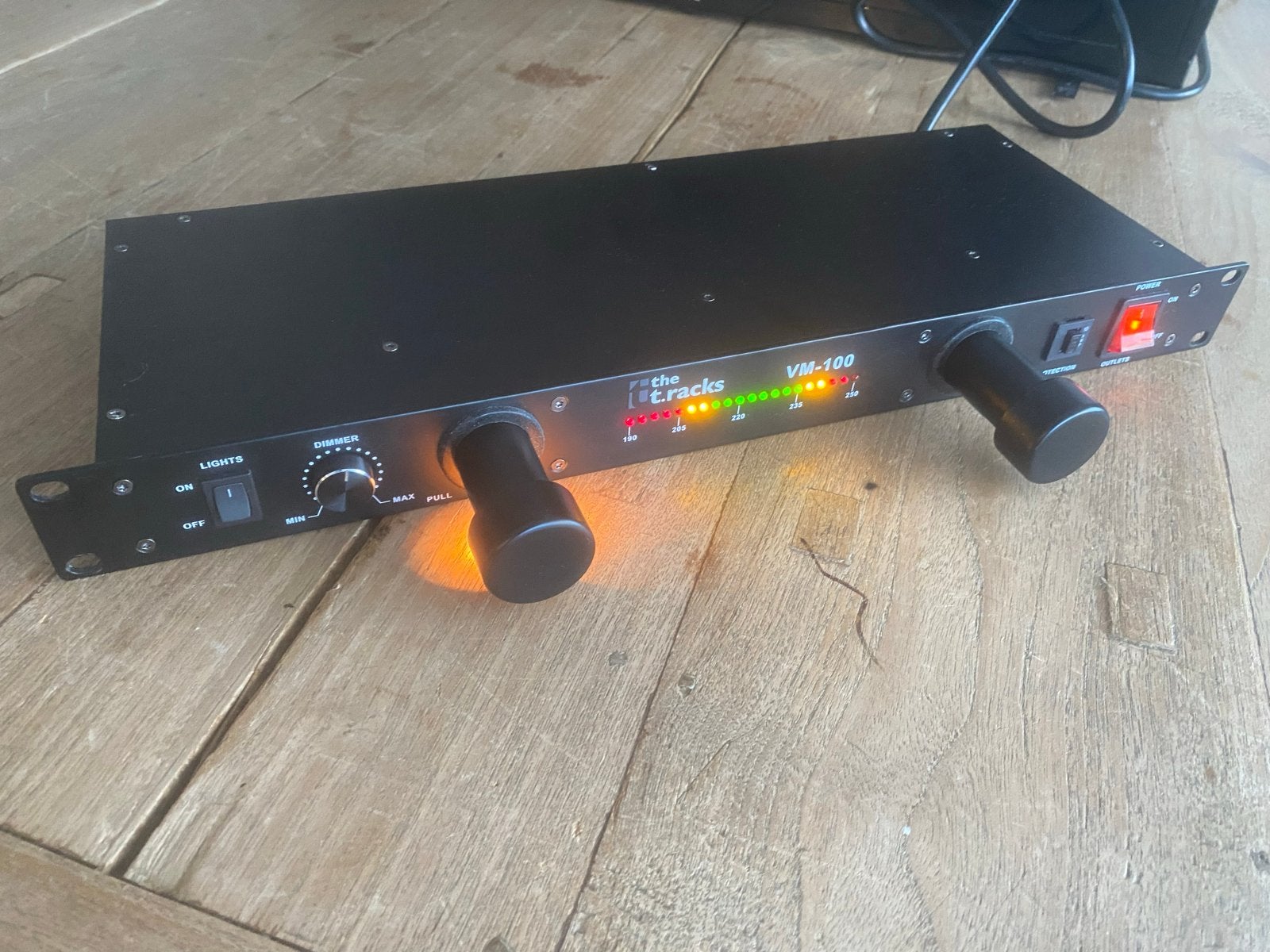 the t.racks VM-100 Voltage Meter 1 lampje werkt niet, Gebruikt, Ophalen of Verzenden, Nvt, Apparatuur