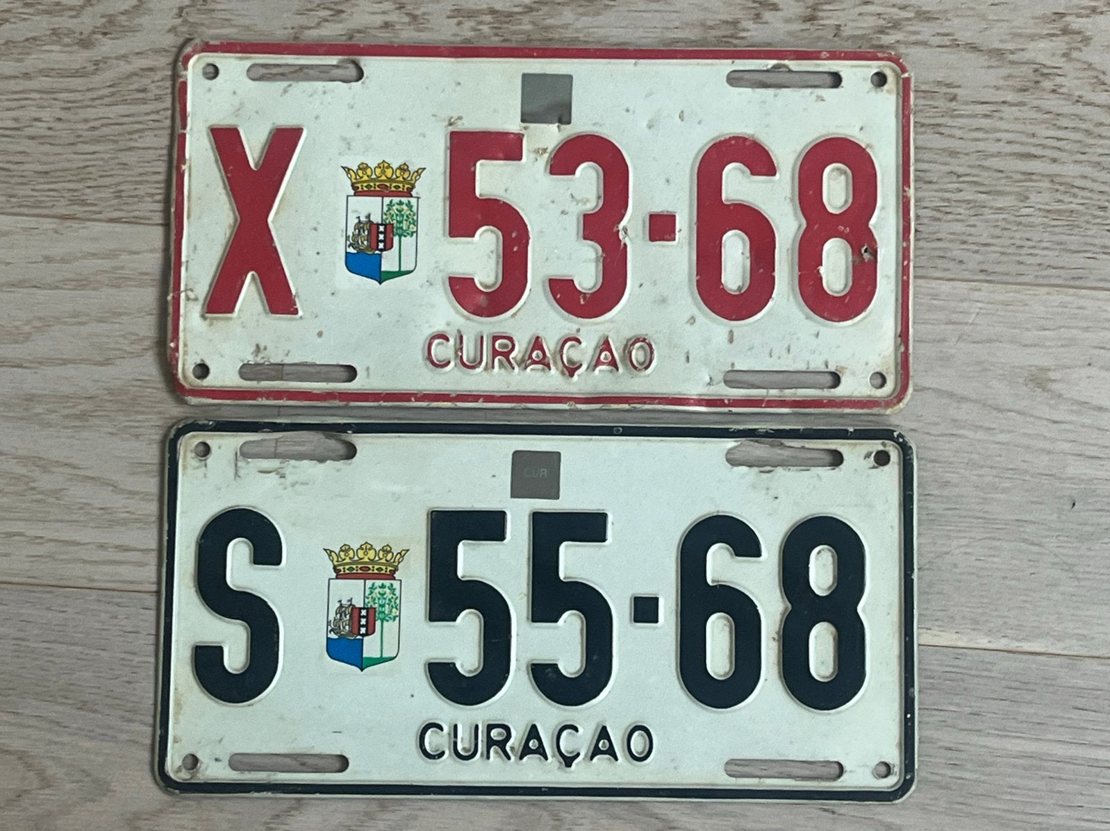Twee oude originele kentekenplaten Curaçao – rood & zwart, Verzamelen, Verzenden, Gebruikt, Auto's