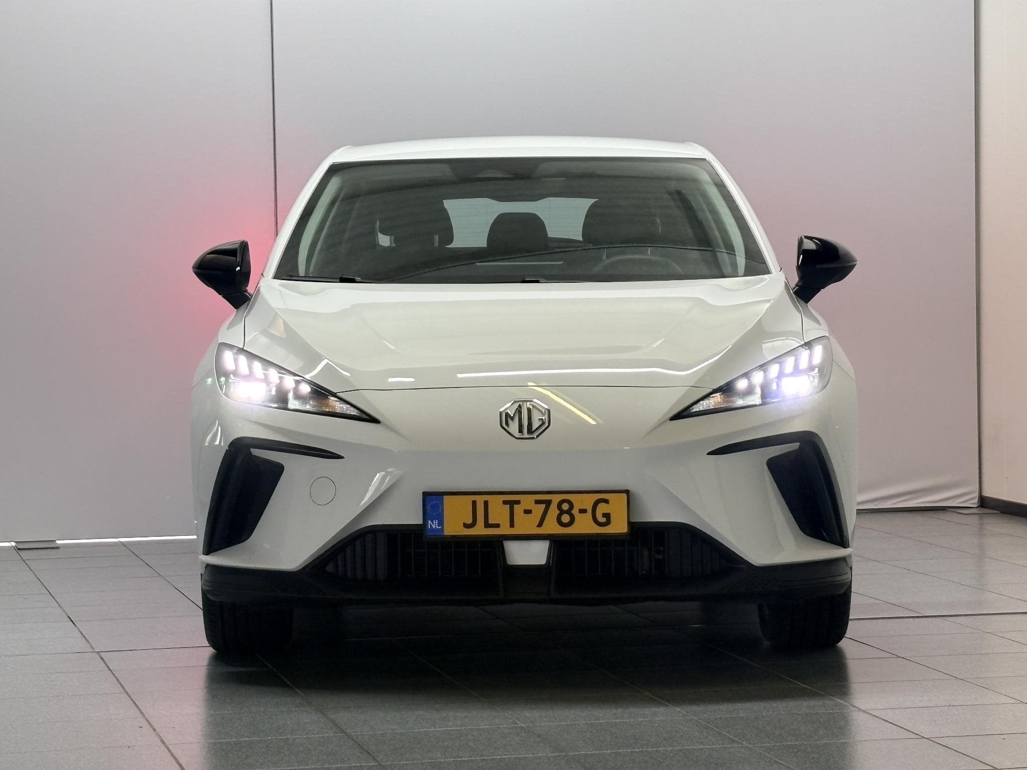 MG MG4 Electric Standard 51 kWh Navigatie, Carplay, One Peda, Auto's, Automaat, 12 maanden, Gebruikt, Zwart