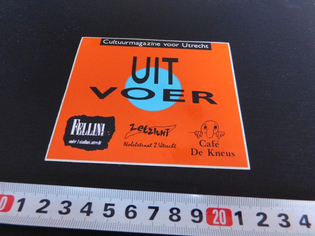 sticker Ciltuurmagazine voor Utrecht UIT VOER Café DE KNEUS, Ophalen, Zo goed als nieuw