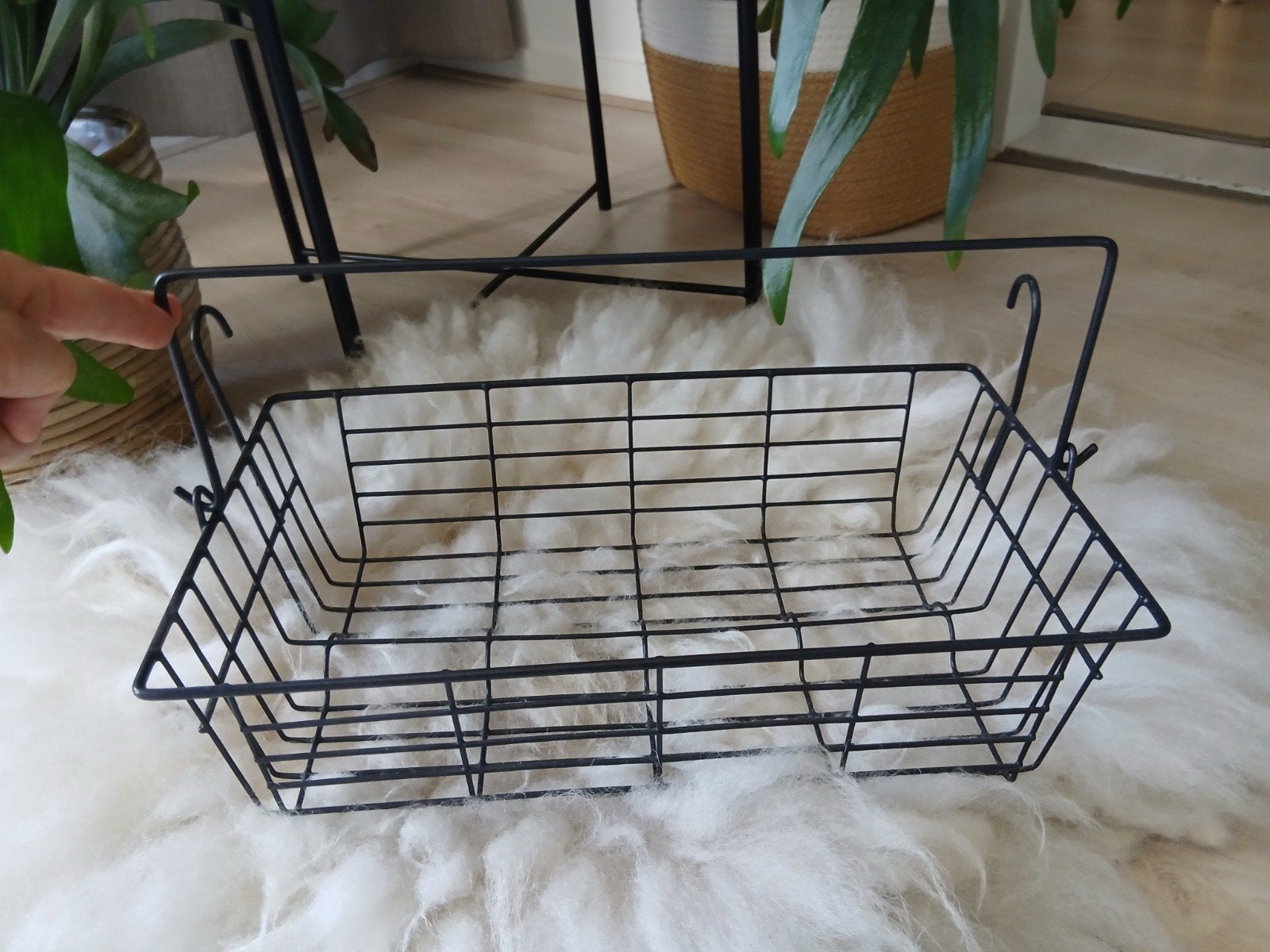 Zwarte ijzeren draagmand met hengsel eraan voor €3,99, Huis en Inrichting, Woonaccessoires | Schalen en Manden, Zo goed als nieuw