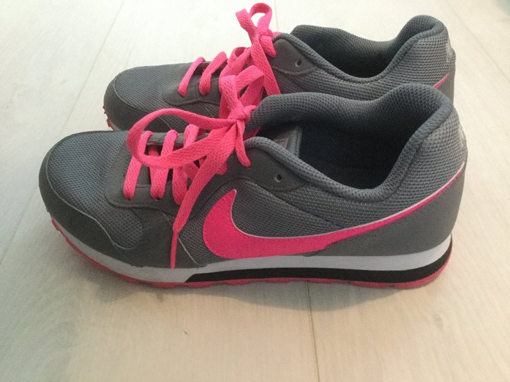 Nike MD Runner sneakers grijs fluor roze maat 38 NIEUW, Kleding | Dames, Schoenen, Nike, Nieuw, Ophalen of Verzenden, Sneakers of Gympen