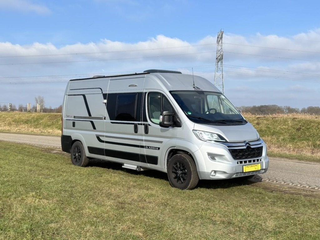 Adria Twin Axess 600 SP | 2021 | Dwarsbed | Off-Grid, Caravans en Kamperen, Campers, Niet ingevuld, Buscamper of Camperbus, Achteruitrijcamera