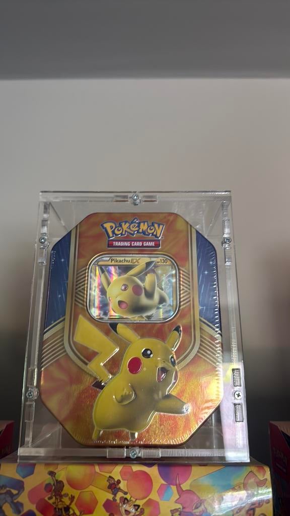 Sealed pikachu ex tin inclusief acryl, Ophalen of Verzenden, Zo goed als nieuw, Boosterbox