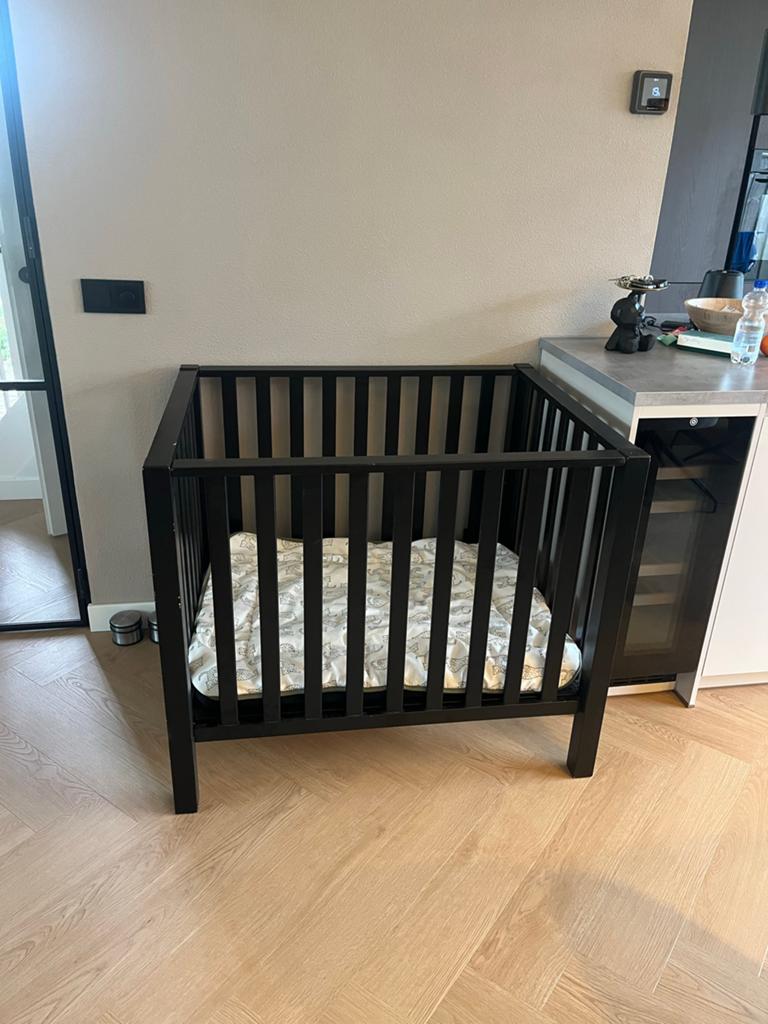 Zwarte box met verstelbare bodem incl matras, Kinderen en Baby's, Boxen, Ophalen, Gebruikt, Rechthoekig, In hoogte verstelbaar