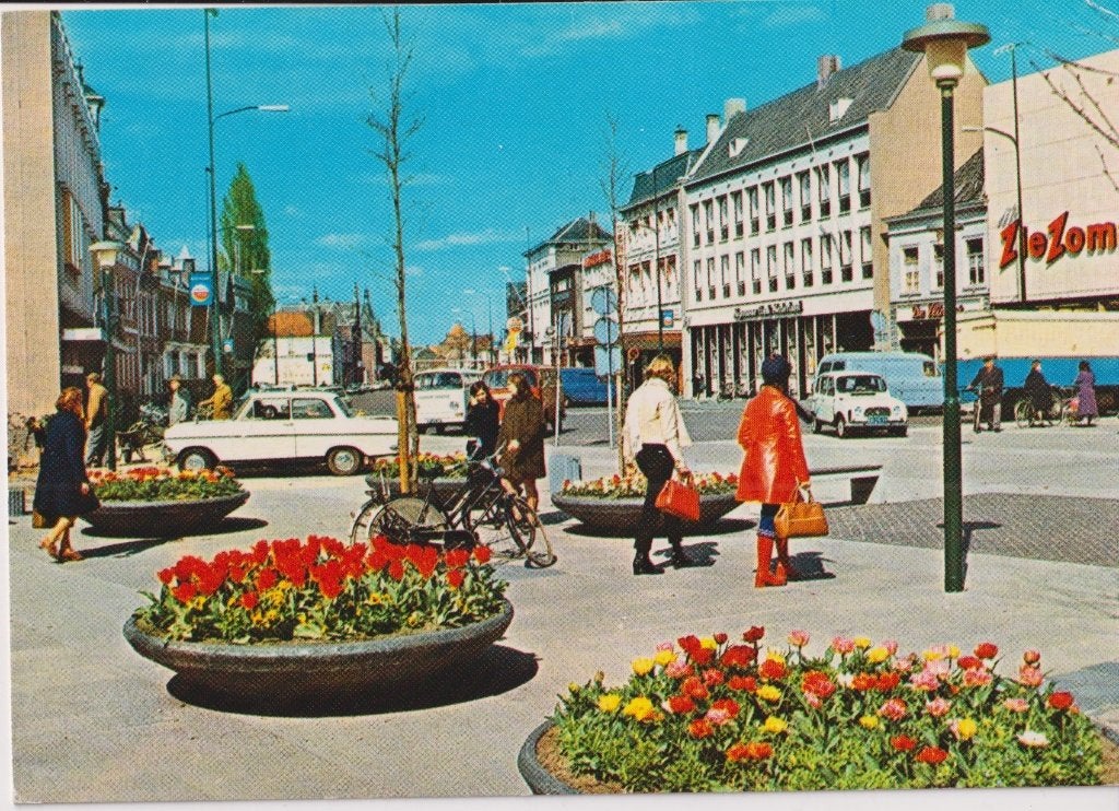 Helmond . met auto's Mercedes W115, Renault 4, Ophalen of Verzenden, 1960 tot 1980, Gelopen, Limburg