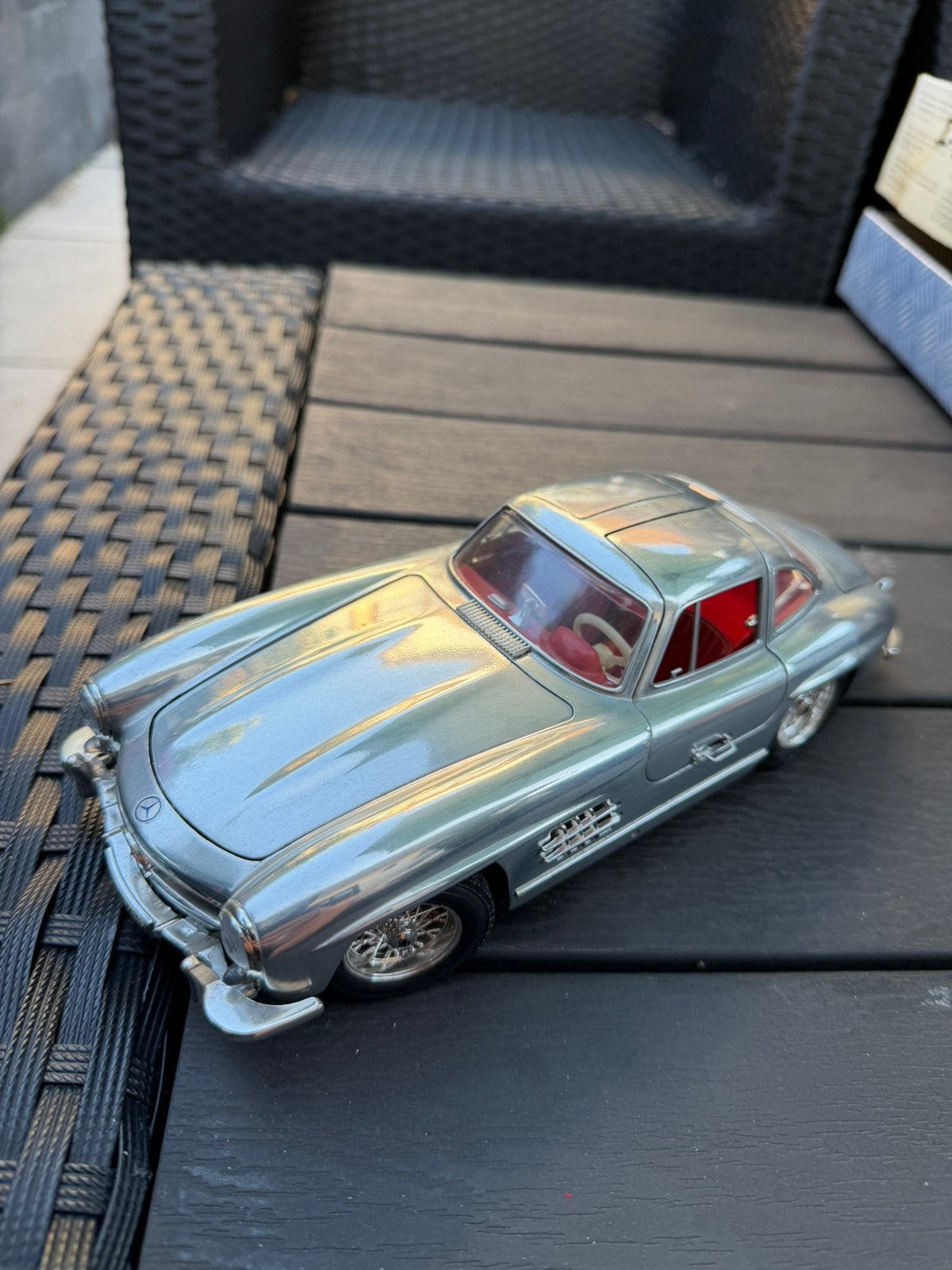 1:18 Mercedes-Benz 300 SL gullwing ( aluminium kleur ), Hobby en Vrije tijd, Ophalen of Verzenden, Zo goed als nieuw, Auto, Bburago