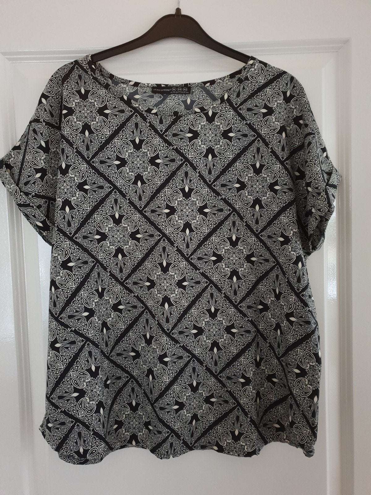 Zwarte top met print maat 42 van Atmosphere, Atmosphere, Zwart, Maat 42/44 (L), Nieuw
