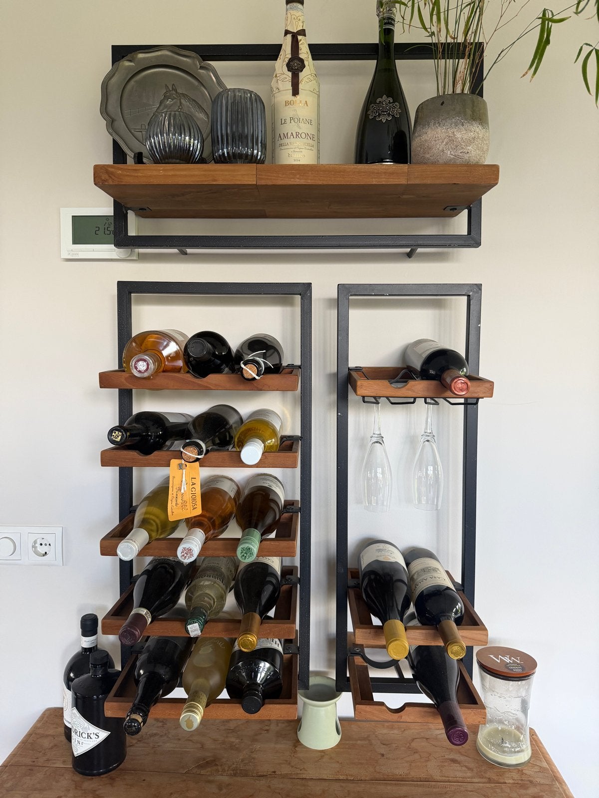 Wijnrek met plank en glashouders - Industrieel design, Huis en Inrichting, Ophalen, 15 tot 25 flessen, Zo goed als nieuw, 75 – 100