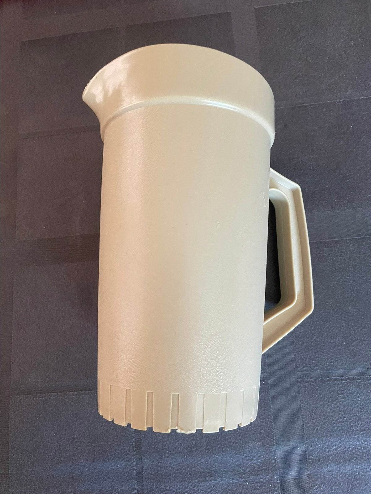 Tupperware Schenkkan; ecru/lichtbruin lekdicht 2 a 3 liter., Beker of Kan, Zo goed als nieuw, Crème, Met handvat