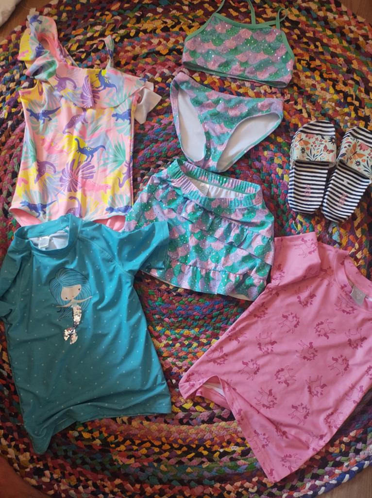 badpak bikini uv shirt meisje maat 122/128, slippers 29/30, Ophalen of Verzenden, Maat 128, Meisje, Bikiniset