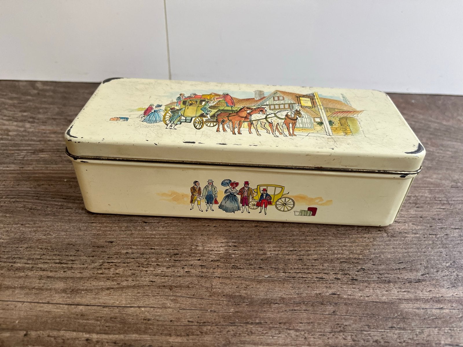 Vintage blikken trommel met koets en figuren, Verzamelen, Blikken, Gebruikt, Koek(jes), Overige merken, Ophalen of Verzenden