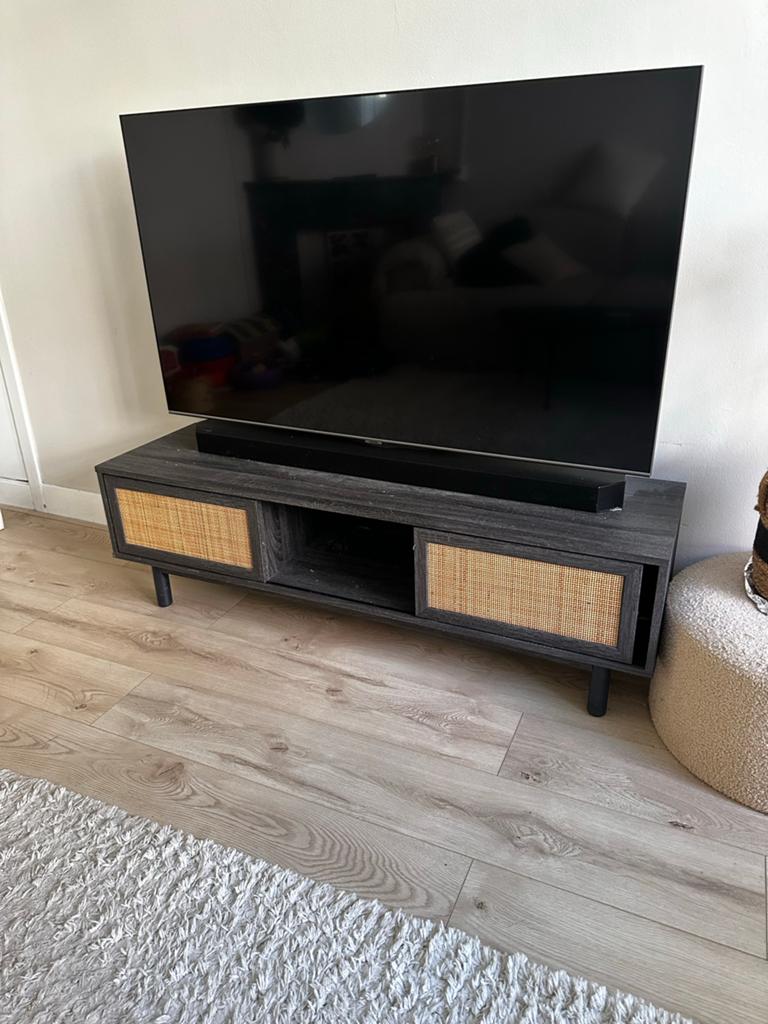MADE TV meubel met schuifdeuren en rotan details, Ophalen, 100 tot 150 cm, Zo goed als nieuw, Minder dan 100 cm
