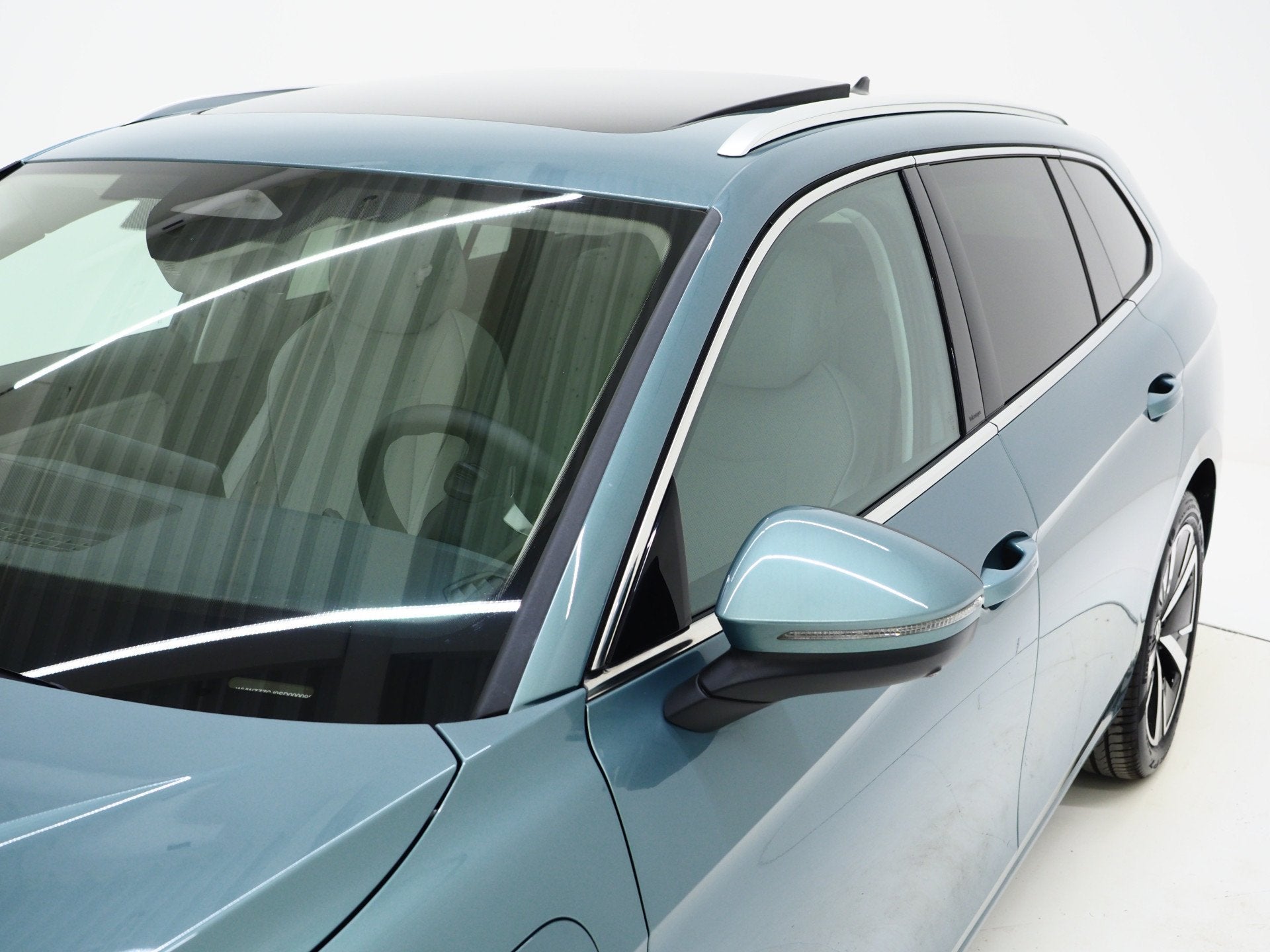 Volkswagen Passat Variant 1.5 eHybrid Elegance | Panoramadak, Beige, 4 cilinders, Blauw, Plug-in hybride