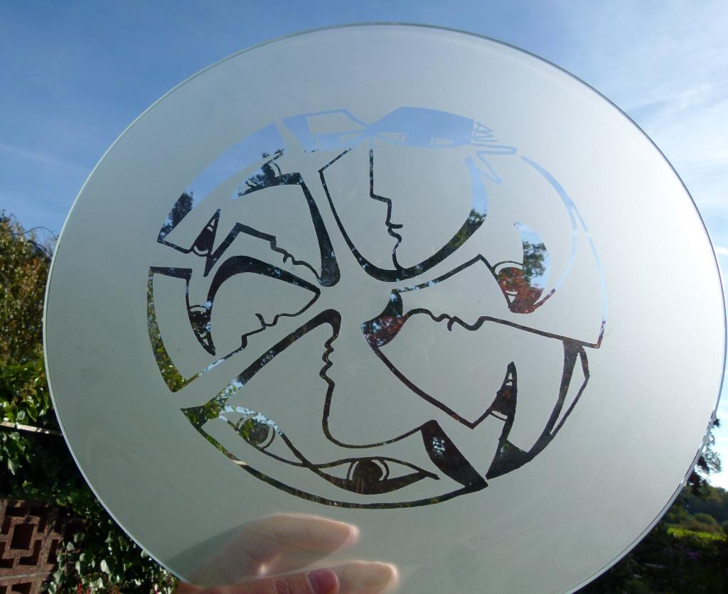Selwyn Senatori Faces Schaal met Abstracte Gezichten, Huis en Inrichting, Keuken | Servies, Nieuw, Ophalen of Verzenden, Wedgwood