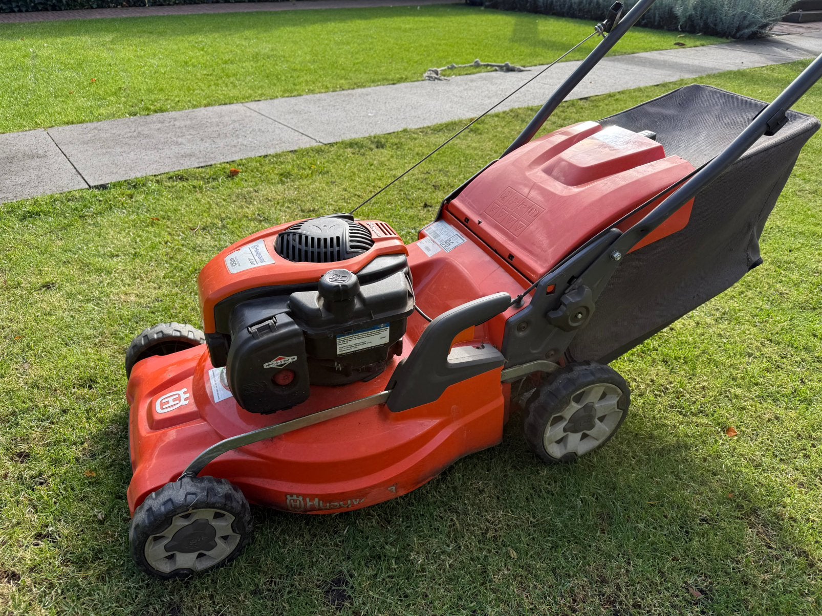 Husqvarna LC 247 Benzine Grasmaaier met reserveonderdelen, Ophalen, Cirkelmaaier, Zo goed als nieuw, 40 t/m 49 cm