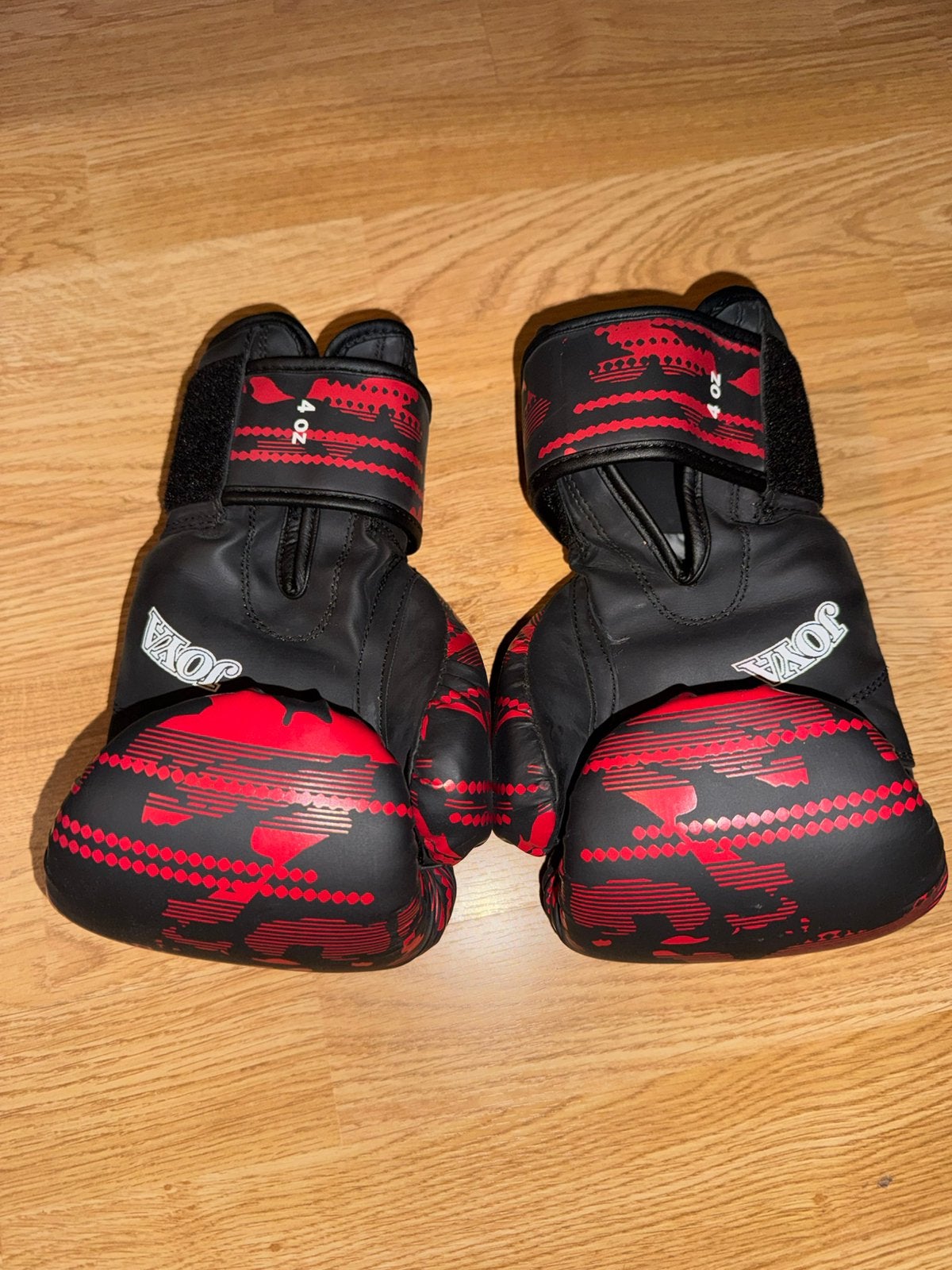 Joya Camo V2 Kickboksset Rood/Zwart, Ophalen, Zo goed als nieuw, Bokshandschoenen
