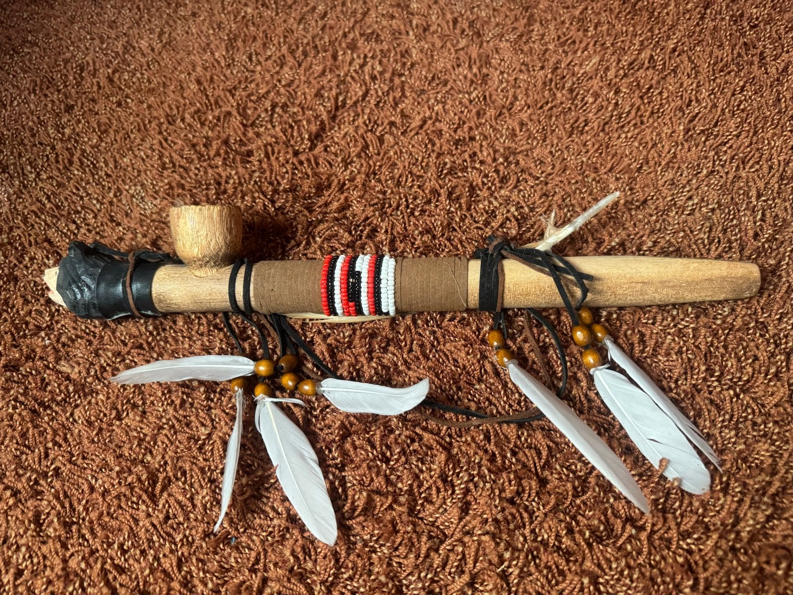 Decoratieve Vredespijp uit Peru met veren en kralen, Ophalen of Verzenden, Zo goed als nieuw