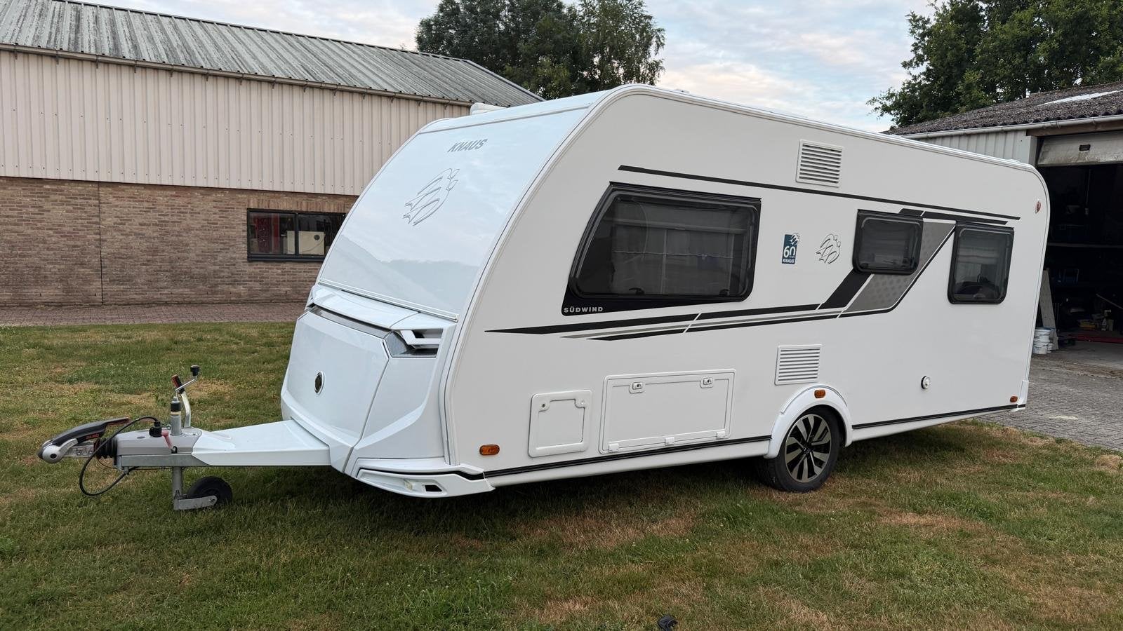 Knaus sudwind W01 60 jahre 60 jahre mover, airco, luifel, ga, Vast bed, Kruizemunt 22
7892AB  KLAZIENAVEEN, NL, Rondzit, Autobedrijf van Veggel