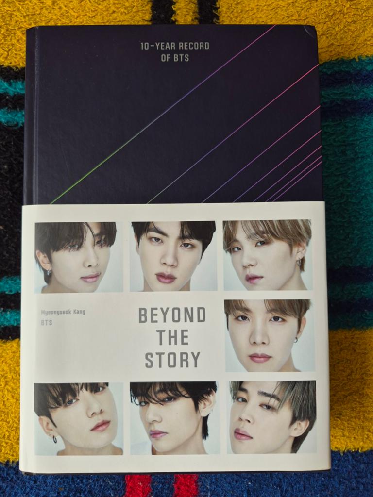 Beyond the Story: 10-Year Record of BTS, Ophalen of Verzenden, Zo goed als nieuw, Film, Tv en Media, Myeongseok Kang, BTS