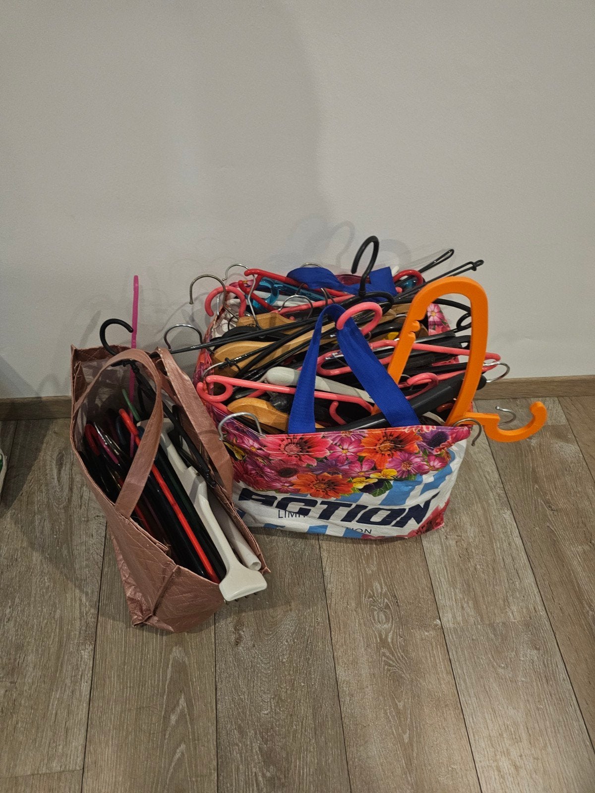 2tassen met kledinghangers afhalen Geleen-Zuid, Kleding | Dames, Ophalen